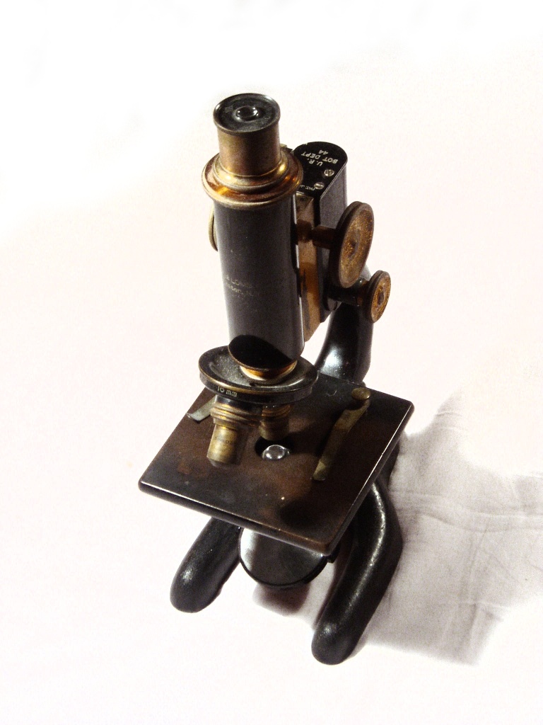 Microscope optique de laboratoire